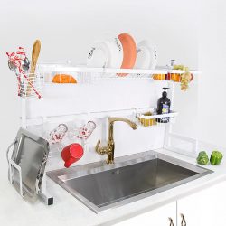 آبچکان زیر پنجره سفید